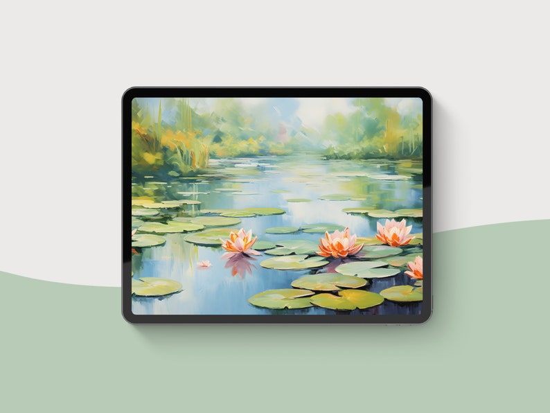 Op de afbeelding: Een schilderij van een vijver met waterlelies en roze waterlelies. Het water is lichtblauw en de waterlelies zijn groen. De achtergrond is zacht groen en blauw.