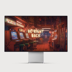 Może przedstawiać: Cyfrowa ilustracja retro salonu gier z neonowymi napisami "BE RIGHT BACK". Salon gier jest słabo oświetlony i ma kilka automat&oacute;w do gier z podświetlonymi ekranami.