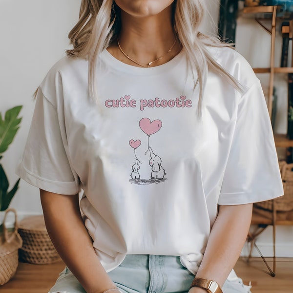 Cutie Patootie Crewneck - maglietta con grafica a cuore carino, abbigliamento casual rosa da salotto, simpatico top pigiama da notte, adorabile maglietta con elefante