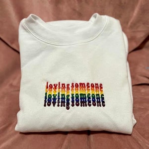 Amar a alguien bordado Crewneck / Band Merch Me gusta cuando duermes Rainbow Gift Pride