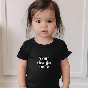 Maquete de camiseta infantil preta sem marca Camisa sem marca Mock-up com estilo boho Foto de estoque Maquete de camiseta infantil Download JPG