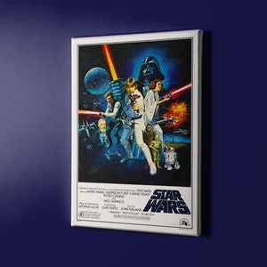 Może przedstawiać: Winiety plakat filmu Gwiezdne Wojny z ciemnoniebieskim tłem i grupą postaci z filmu, w tym Darth Vader, Luke Skywalker, księżniczka Leia i Chewbacca. Plakat ma tytuł "Gwiezdne Wojny" dużymi białymi literami.