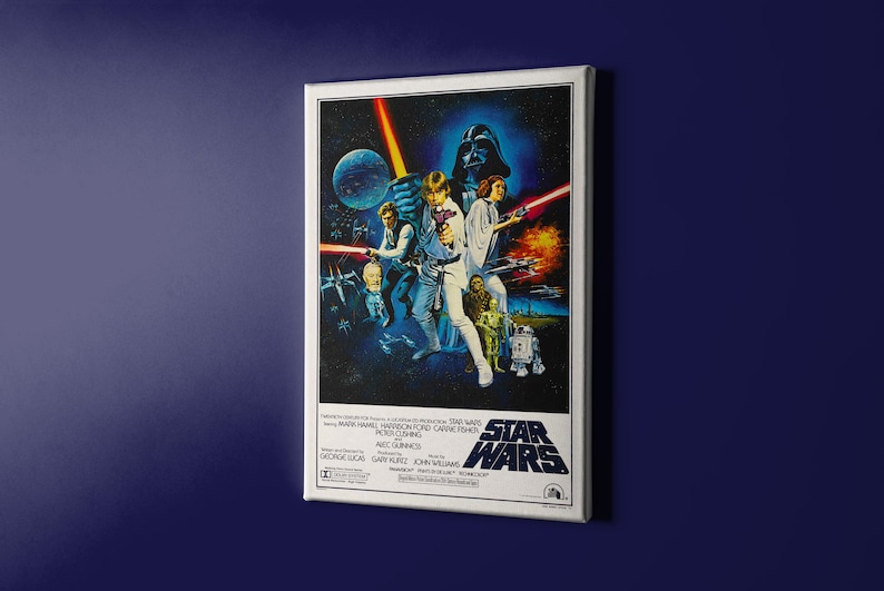 Może przedstawiać: Winiety plakat filmu Gwiezdne Wojny z ciemnoniebieskim tłem i grupą postaci z filmu, w tym Darth Vader, Luke Skywalker, księżniczka Leia i Chewbacca. Plakat ma tytuł "Gwiezdne Wojny" dużymi białymi literami.