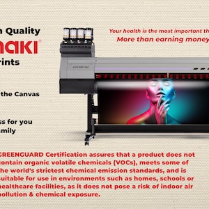 Puede incluir: Se muestra una impresora UV Mimaki, que promociona impresiones de alta calidad. La imagen destaca las impresiones "Ultra High Quality" con "Rich black" y "Real Colors". El texto enfatiza la seguridad y el medio ambiente con la certificaci&oacute;n "SOLVENT FREE" y "GREENGUARD".