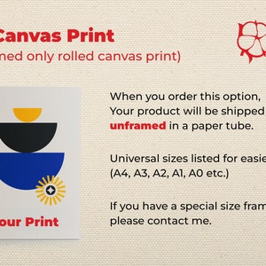 Puede incluir: Impresi&oacute;n en lienzo con un dise&ntilde;o geom&eacute;trico en amarillo, negro y azul, acompa&ntilde;ada de un tubo de papel enrollado. El texto dice "Only Canvas Print" y "Your Print". El lienzo es 100% algod&oacute;n.