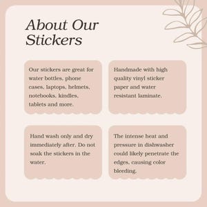 Puede incluir: Gr&aacute;fico rosa claro con el texto &laquo;Acerca de nuestras pegatinas&raquo;. El texto describe los usos de las pegatinas, incluyendo botellas de agua, port&aacute;tiles y tabletas. Tambi&eacute;n detalla la calidad artesanal, la resistencia al agua y las instrucciones de cuidado.