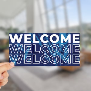 K&ouml;nnte beinhalten: Eine blaue Karte mit dem Wort "WELCOME", das dreimal in wei&szlig;er Schrift wiederholt wird. Die Karte hat ein blaues und wei&szlig;es Muster im Hintergrund.
