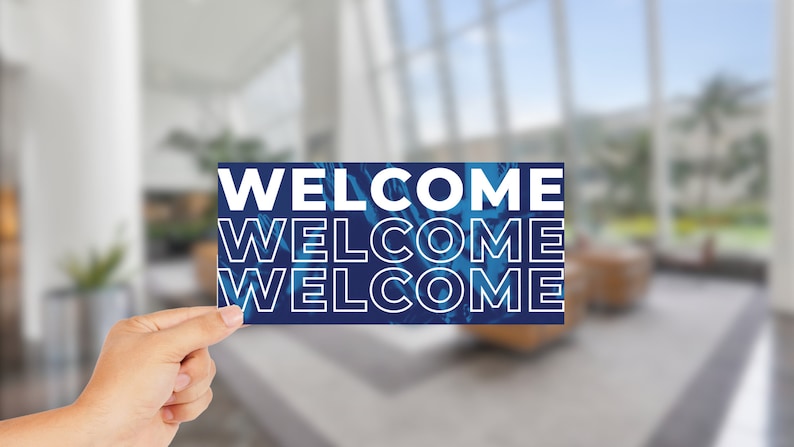 K&ouml;nnte beinhalten: Eine blaue Karte mit dem Wort "WELCOME", das dreimal in wei&szlig;er Schrift wiederholt wird. Die Karte hat ein blaues und wei&szlig;es Muster im Hintergrund.