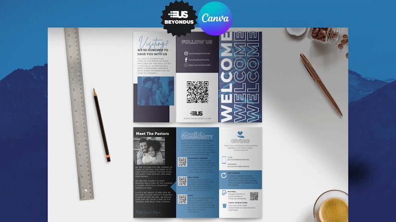 K&ouml;nnte beinhalten: Eine dreifach gefaltete Brosch&uuml;re in blau-wei&szlig;er Farbgebung. Der Titel auf der Vorderseite lautet "WELCOME" in einer fetten, stilisierten Schrift. Die Innenseiten enthalten Informationen &uuml;ber den Besuch einer Kirche, die Begegnung mit den Pastoren, das Gemeindeleben und Spenden. Die Brosch&uuml;re enth&auml;lt au&szlig;erdem QR-Codes f&uuml;r weitere Informationen.