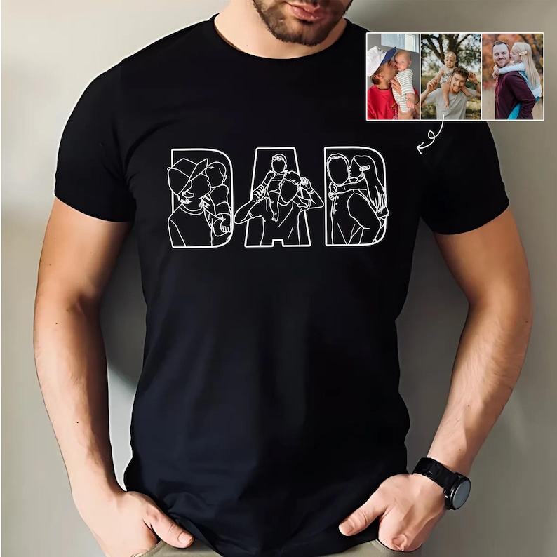 Peut inclure: T-shirt noir avec le mot "DAD" en blanc, chaque lettre repr&eacute;sentant une illustration familiale diff&eacute;rente. Le t-shirt comprend un petit collage de photos de famille. Un homme porte le t-shirt.