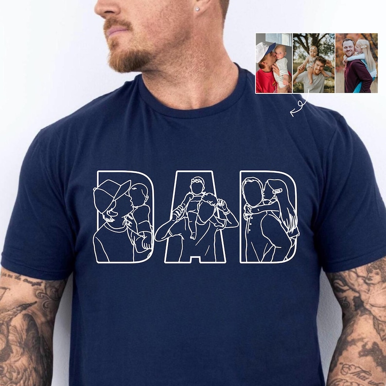 Peut inclure: T-shirt bleu marine avec le mot "DAD" en lettres blanches. Chaque lettre pr&eacute;sente un dessin au trait d'un p&egrave;re avec un enfant. Le t-shirt comporte &eacute;galement une petite image de trois photos de p&egrave;res et d'enfants.
