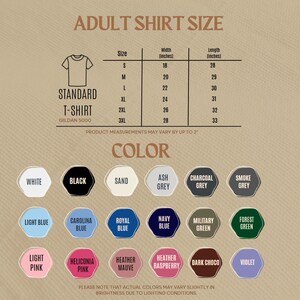以下が含まれることがあります： 大人のTシャツのサイズと色のチャートです。チャートには、S、M、L、XL、2XL、3XLのサイズに対応する幅と長さがインチで表示されています。色の選択肢には、白、黒、砂色、灰色の灰、チャコールグレー、煙色のグレー、薄い青、カロライナブルー、ロイヤルブルー、ネイビーブルー、ミリタリーグリーン、フォレストグリーン、薄いピンク、ヘリコニアピンク、ヘザーモーヴ、ヘザーラズベリー、ダークチョコ、バイオレットがあります。