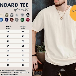 Peut inclure: T-shirt standard Gildan 500 de couleur cr&egrave;me avec un col rond. L'image comprend un tableau des tailles avec des mesures en pouces, allant de S &agrave; 5XL. Le t-shirt est &eacute;tiquet&eacute; "UNISEX FIT".