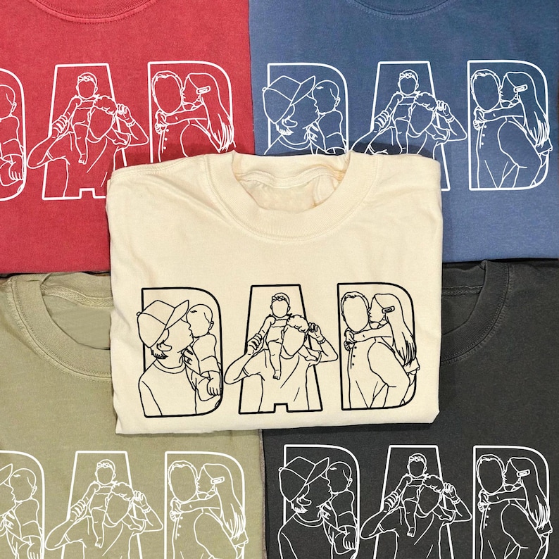 Peut inclure: Plusieurs t-shirts de couleurs vari&eacute;es, dont rouge, bleu et beige. Chaque t-shirt affiche le mot "DAD" en blanc, avec un dessin au trait diff&eacute;rent d'un parent et d'un enfant dans chaque lettre.