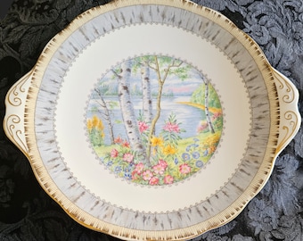 Piatto da antipasto Roynd Cake Snack della Royal Albert con manico in betulla argentata e bordo smerlato. Bone China. Prodotto in Inghilterra tra il 1975 e il 1997.