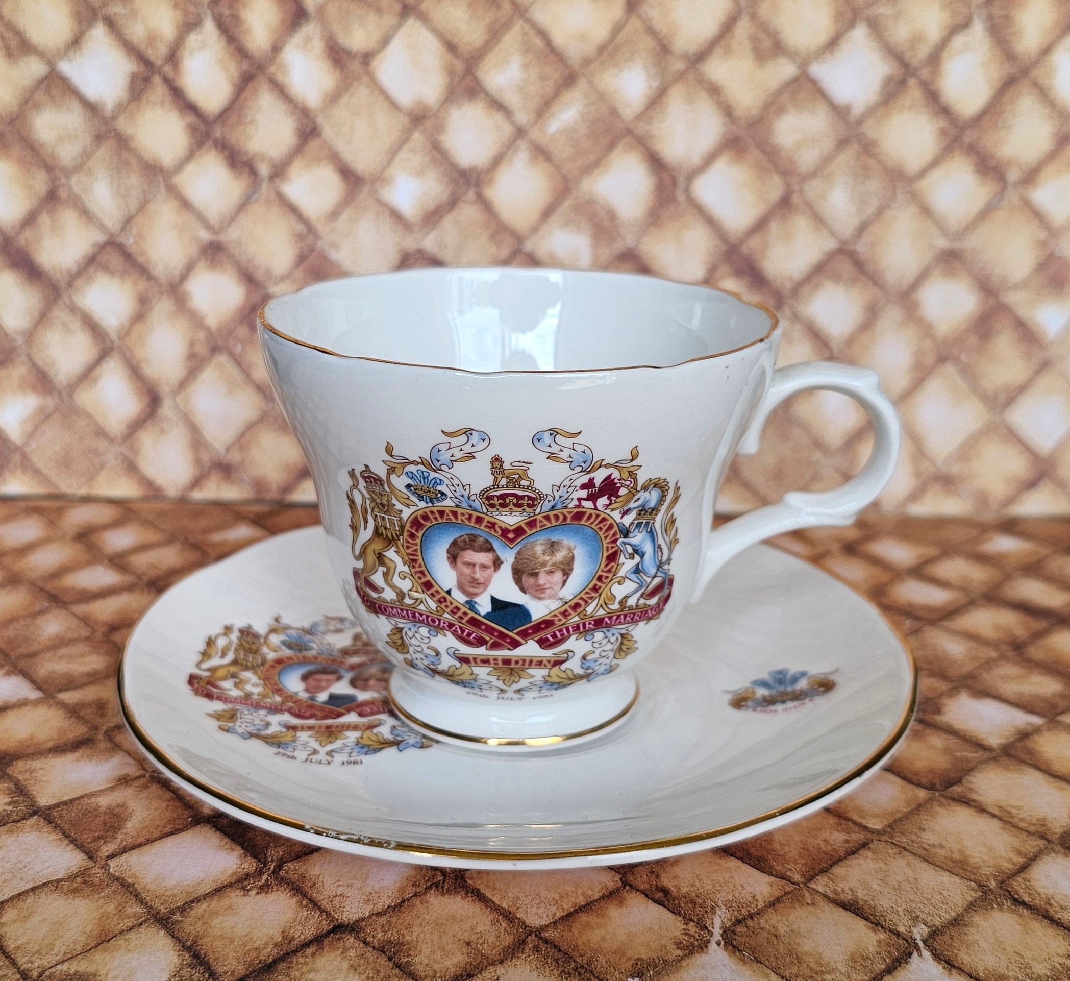 ASSIETTE EN PORCELAINE De Limoges Dorée à L'or Fin. Motif Oiseaux EUR 8
