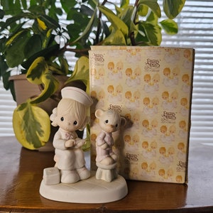 Figurka Enesco Precious Moments Vintage „Miłość znosi wszystko” 1981, projekt Jonathana i Davida. #E7158 Oryginalne pudełko.
