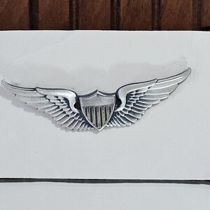 Authentic Vintage United States Army Basic Aviator Badge with clutch back fasteners; regulation size. Military Collectable