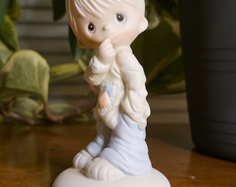 Vintage Precious Moments Enesco-figuurtje 'Smile God Loves You' jongen. 1977. #E1373 B. Geen originele doos. Origineel 21. Jonathan & David.