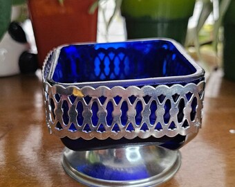 Collector's Candy or sugar cube dish bowl in removable cobalt blue glass with chrome metal base. It is in Excellent condition. Circa 1970s.