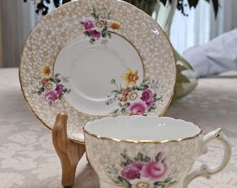 Cauldon 1930s Vintage Bone China Gold Chintz Floral Teetasse Teetasse mit Untertasse Duo mit Goldrand. Hergestellt in England