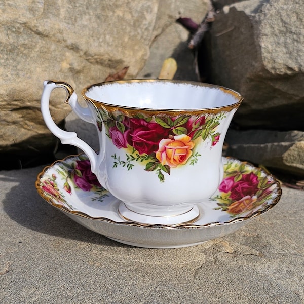 Royal Albert ORIGINAL Old Country Roses Teacup Tea Cup With Saucer Duo, Made In England 1962-1974