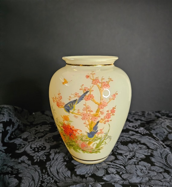 ●JAPANESE MODERN VINTAGE FLOWER VASE ● Vintage Black Ceramic Gold Trim Enameled Floral Design Vase