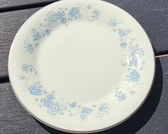 Royal Doulton Fine Bone China Vintage zijbordpatroon is van Michelle uit de Romance-serie. HN 5078