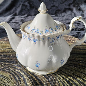 Royal Albert "Memory Lane" Large Teapot Tea Pot with lid Bone China, Gold Trim Made England. Excellent Condition