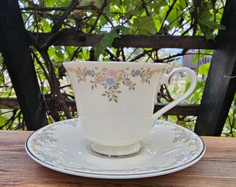 Filiżanka do herbaty i spodek Royal Doulton Romance Series Giselle, wyprodukowana w Anglii, stan idealny