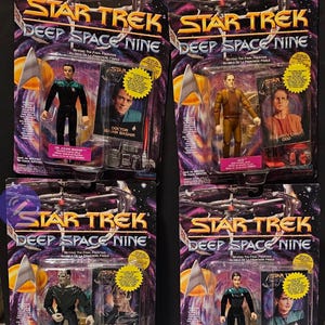以下が含まれることがあります： スター・トレック ディープ・スペース・ナインのアクションフィギュア4体セット。パッケージ入り。ジュリアン・ベシア医師、オドー、ガル・デュカット、ジャッジア・ダックス少尉のフィギュアが含まれています。各ブリスターパックにはキャラクター名、ポートレート、付属品が記載されています。