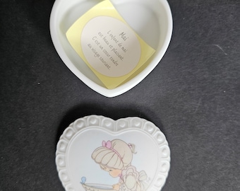 Vintage Precious Moments May Heart Shaped Trinket Box Circa 1996 ¡Gran regalo de cumpleaños para niños o adultos!