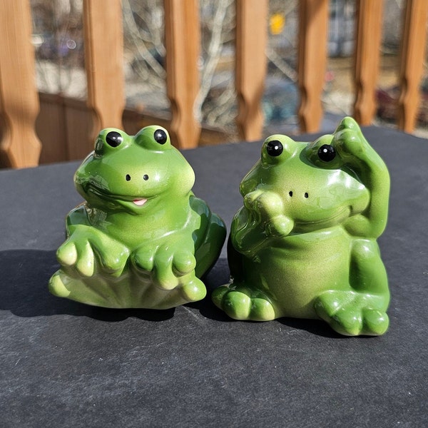 Ceramic Frog Salt & Pepper Shakers pair Retro Kitchen, Cottagecore Aesthetic, Kitchen Decorations. Excellent Vintage Condition.