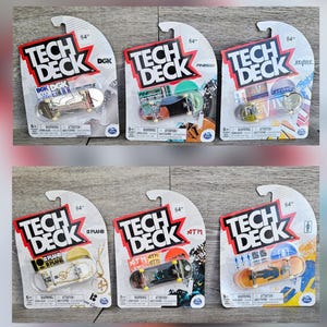 Peut inclure: Six ensembles de fingerboards Tech Deck dans leur emballage blister d'origine. Chaque ensemble comprend un skateboard miniature avec des graphismes uniques de marques comme DGK, Finesse, Revive, Plan B, ATM et un design générique.