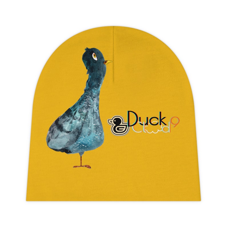Puede incluir: Un gorro amarillo con una ilustraci&oacute;n de un pato acuarela azul y blanco y el texto "Duck Cloud" en letras de colores.