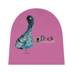 Puede incluir: Gorra rosa con una ilustraci&oacute;n de pato azul en acuarela y el texto "Duck Cloud" en letras de colores.