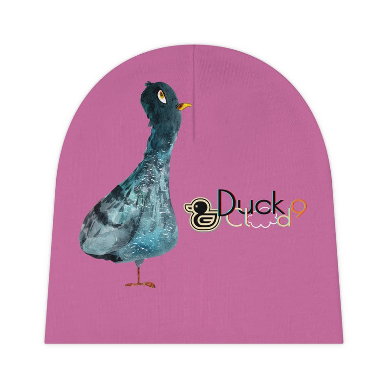 Puede incluir: Gorra rosa con una ilustraci&oacute;n de pato azul en acuarela y el texto "Duck Cloud" en letras de colores.