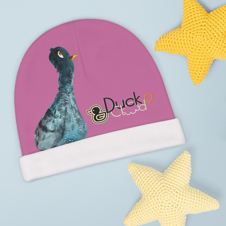 Puede incluir: Gorra rosa con borde blanco, con una ilustraci&oacute;n de acuarela de un pato y el texto "Duck Cloud 9".