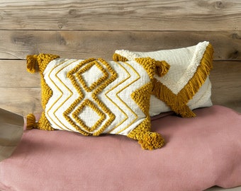刺繍入りランバーピローカバー：ボヘミアンマスタードイエローコットンクッション