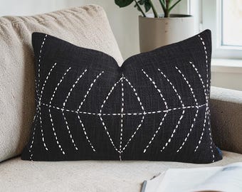 Funda de almohada Kantha negra / Cojín bohemio de algodón cosido a mano / Manta moderna para sofá