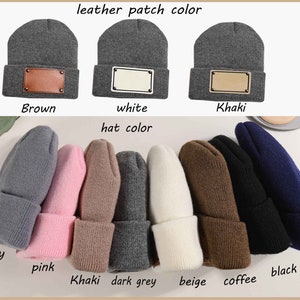 K&ouml;nnte beinhalten: Eine Auswahl an Strickm&uuml;tzen in verschiedenen Farben: Grau, Rosa, Khaki, Dunkelgrau, Beige, Kaffee, Schwarz und Marineblau. Jede M&uuml;tze hat einen Lederaufn&auml;her in Braun, Wei&szlig; oder Khaki. Text: "leather patch color" und "hat color".