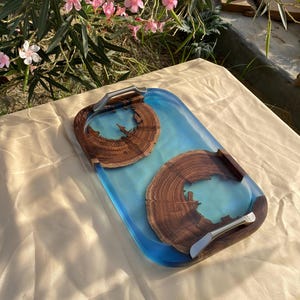 Bandeja única de resina epoxi y madera: elegancia esculpida para espacios modernos