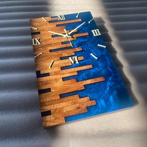 Modern Ocean Blue Epoxy Resin Wall Clock – Handmade Live Edge Wood & Resin Art Clock – Silent Quartz, Unique Coastal Home Decor Gift