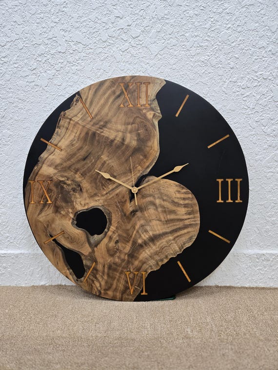 Reloj de pared personalizado de resina epoxi y madera de nogal