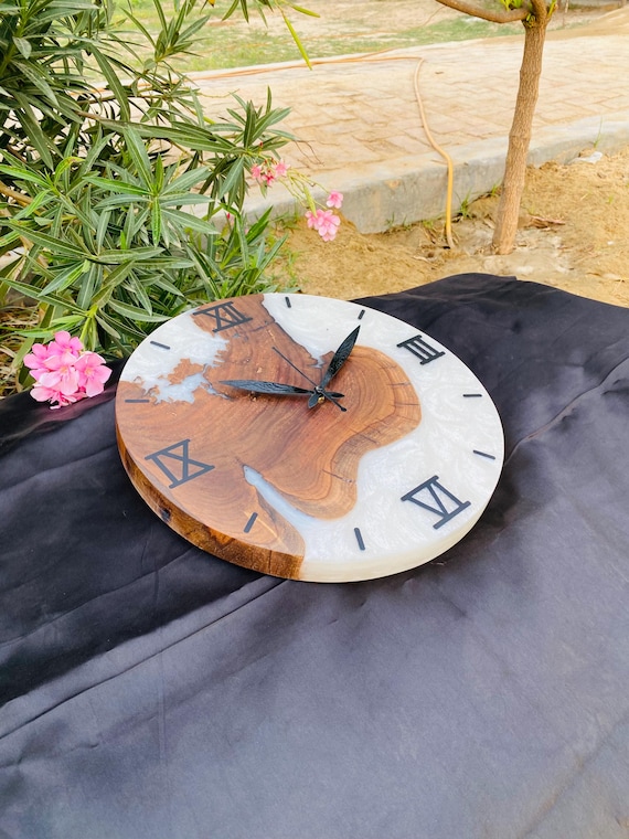 Reloj de pared de resina epoxi y madera de nogal a Reloj