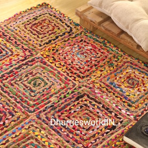 Puede incluir: Una alfombra multicolor tejida a mano con un patrón de diamantes. La alfombra presenta una mezcla de colores vibrantes, incluyendo rojo, verde, amarillo y azul, creando un diseño texturizado. La alfombra está hecha de fibras naturales.