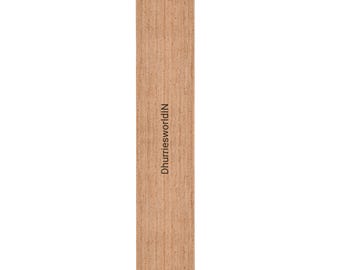 Puede incluir: Un tapete corredor de fibra natural de color marrón claro. La alfombra está hecha de yute y tiene una textura tejida. El texto "DhurriesworldIN" está impreso en la alfombra.