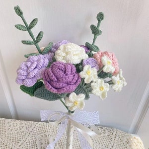 Gehäkelter Blumenstrauß, handgemachter Blumenstrauß, gehäkelter Blumenstrauß, Valentinstag und Muttertag, Die Braut trug Blumen, Blumenstrauß in der Hand