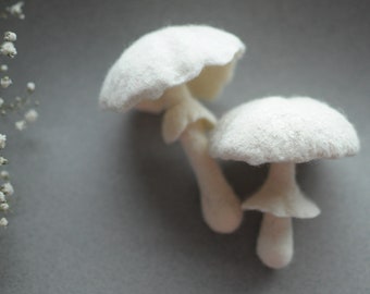 Set von zwei natürlichen weißen Pilzen für Wohnkultur, handgefilzte Frühlingswaldverzierungen Geschenk, benutzerdefinierte Größe weiße Pilze