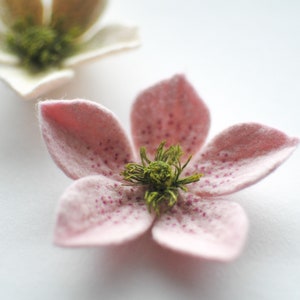 Handgemachte Rosa Christrose Blüte, Filz Blumen Brosche, 6,5 cm Wolle Blumen Anstecknadel Bild 5
